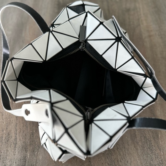 Rock Matte Finish Tote - White Matte
BAO BAO ISSEY MIYAKE - Picture 8 of 12